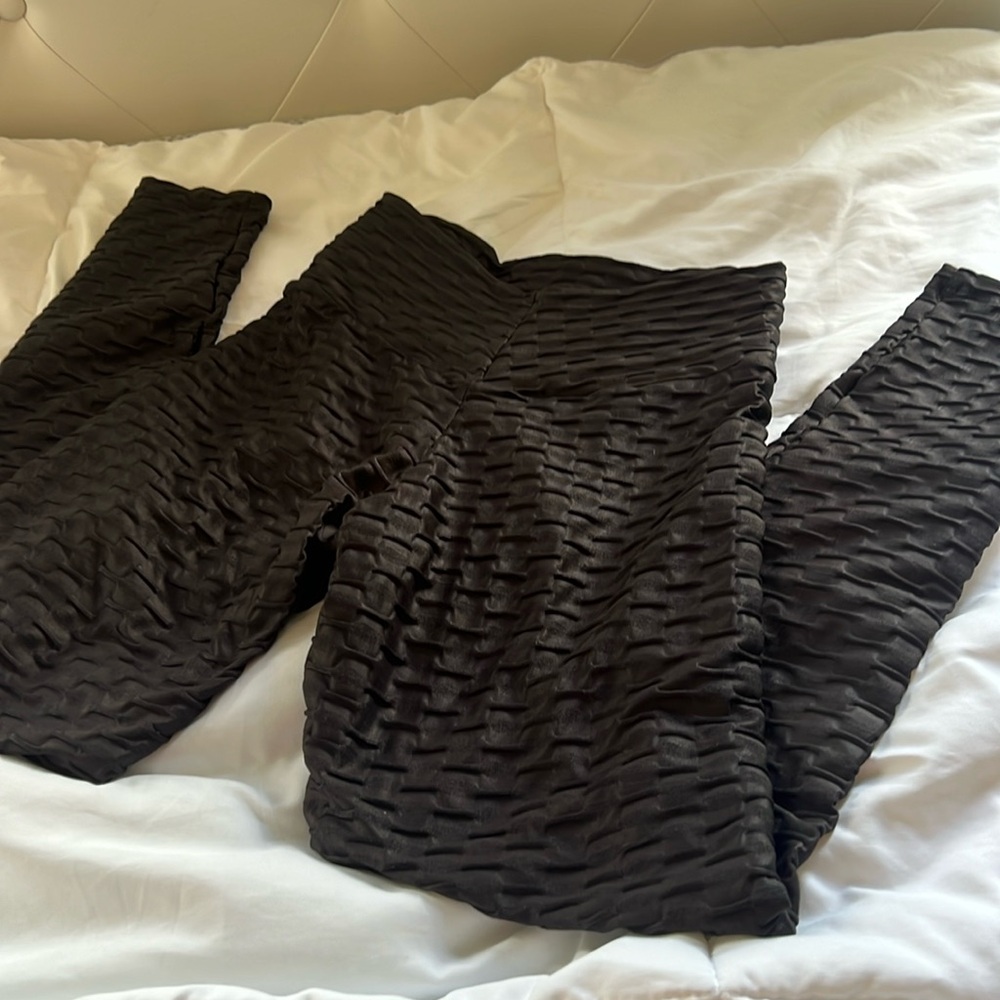 ATHLETIC LEGGINGS | black ribbed and synched leggings